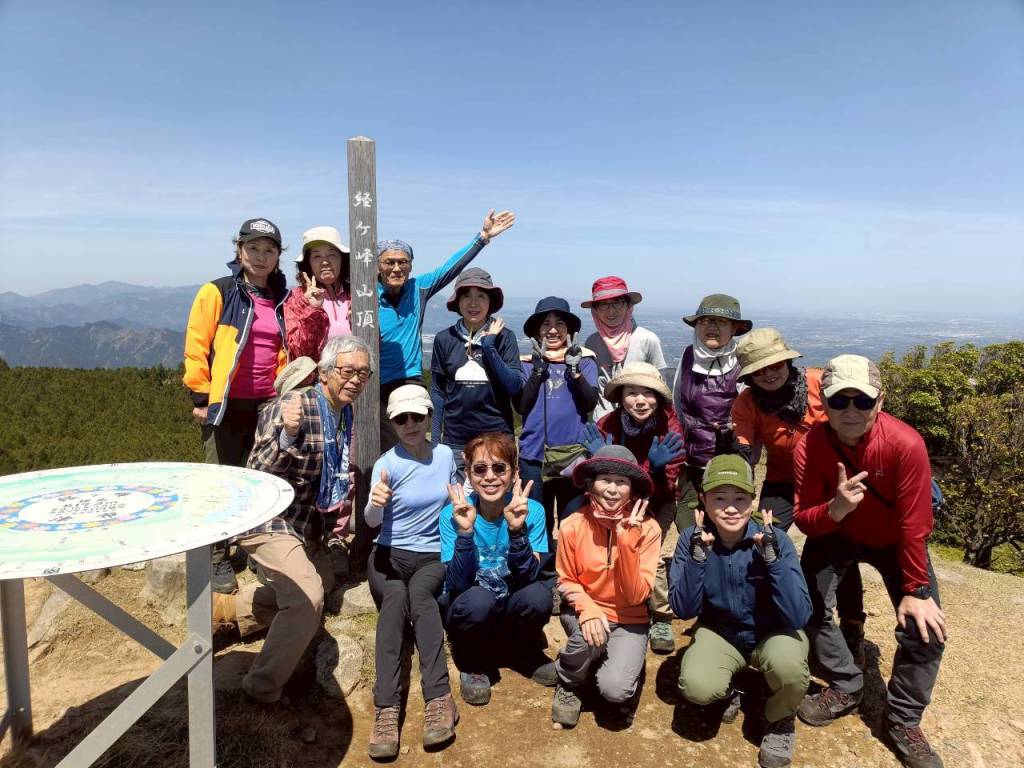 4月12日、三重県の経ヶ峰に15名で行って来ました。
ミツマタは若干時期を過ぎていましたが、それでも群生に圧倒されました。
